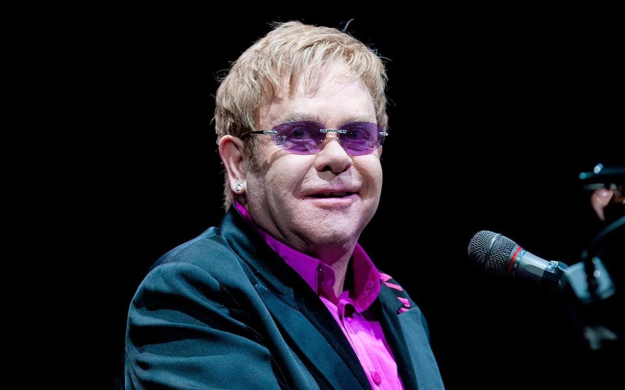 Escucha a Elton John en el 20 aniversario del musical del ‘Rey León’ . Cusica Plus.