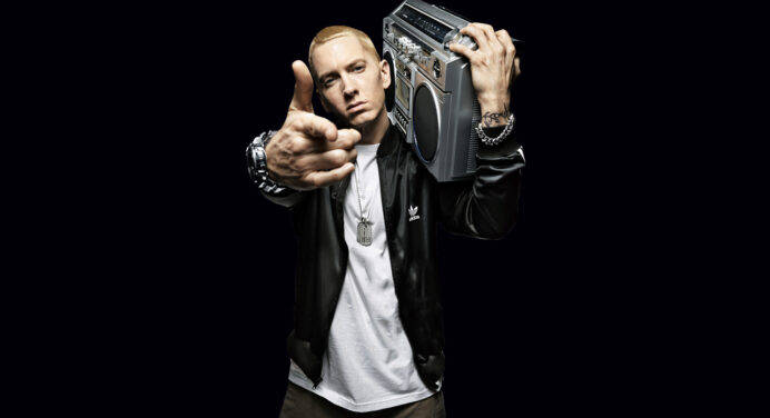 Eminem estudia su propio legado en el video de “Walk On Water”