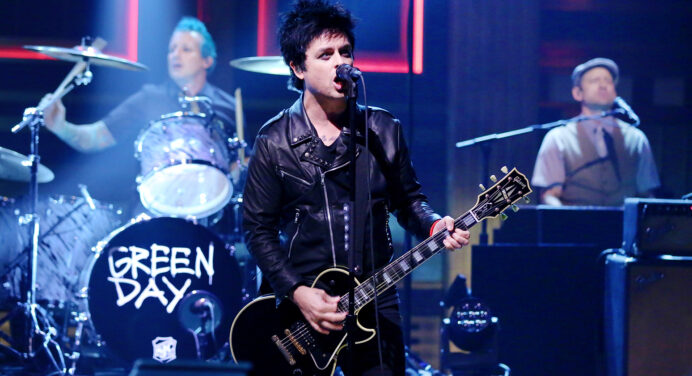 Green Day viaja al pasado con el video de “2000 Light Years Away”