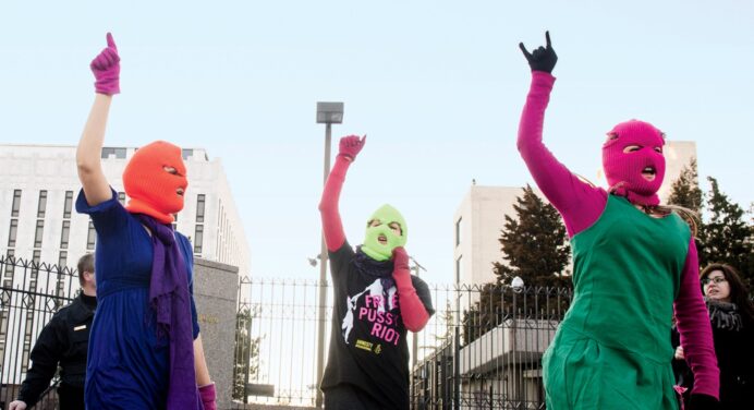 Las Pussy Riot se enfrentan al control policial en su nuevo sencillo