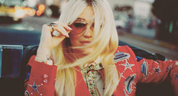 Kesha tocó “Learn To Let Go” y adaptó a instrumentos el tema de Marshmello “Silence”