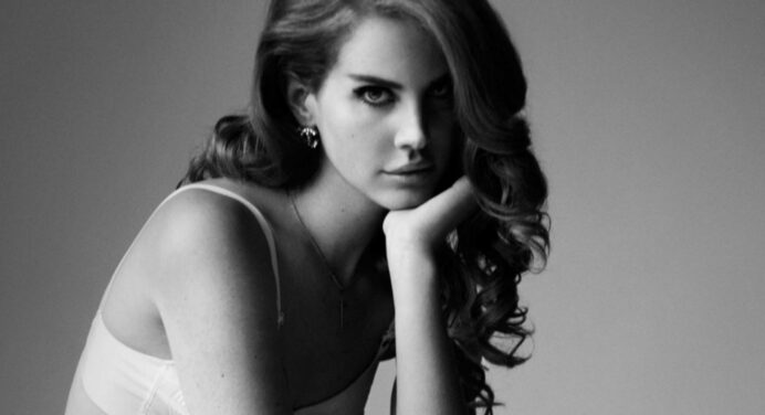 Lana Del Rey revela que “Cola” está inspirada en el tipo de “Harvey Weinstein y Harry Winston”