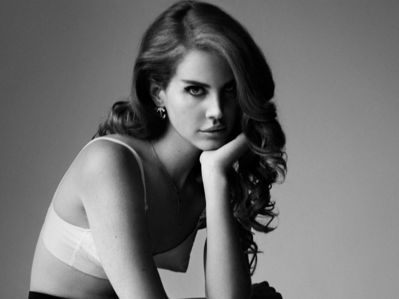 Lana Del Rey revela que “Cola” está inspirada en el tipo de “Harvey Weinstein y Harry Winston”. Cusica Plus.