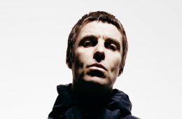 Liam Gallagher muestra su carisma en tarima con el video de "Come Back To Me". Cusica Plus.