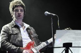 Noel Gallagher aprende a volar, con tijeras, en su paso por Jools Holland. Cusica Plus.