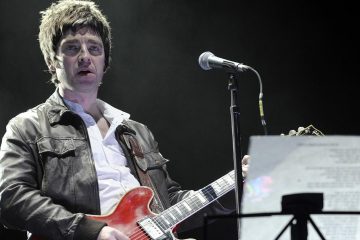 Noel Gallagher aprende a volar, con tijeras, en su paso por Jools Holland. Cusica Plus.