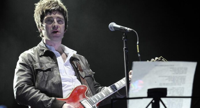 Noel Gallagher aprende a volar, con tijeras, en su paso por Jools Holland