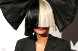 Sia celebra su navidad pop con el video de “Santa’s Coming For Us”. Cusica Plus.