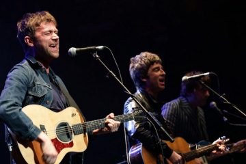 Noel Gallagher, Alex Turner, Elton John y Damon Albarn se unen en campaña para adoptar niños huérfanos. Cusica Plus.