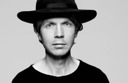 Beck interpretó “Up All Night” en el programa de Jimmy Fallon. Cusica Plus.