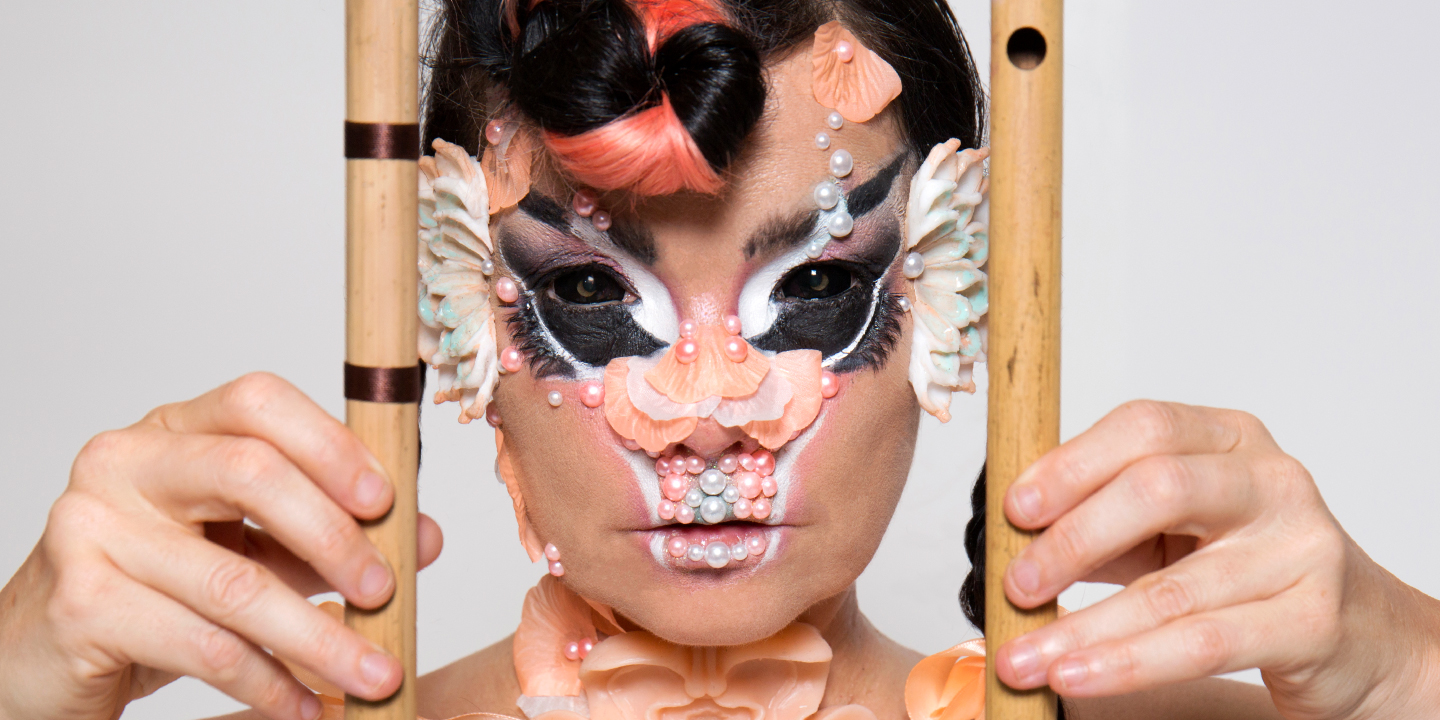 Björk nos muestra su bella “Utopia” con su nuevo video. Cusica Plus.