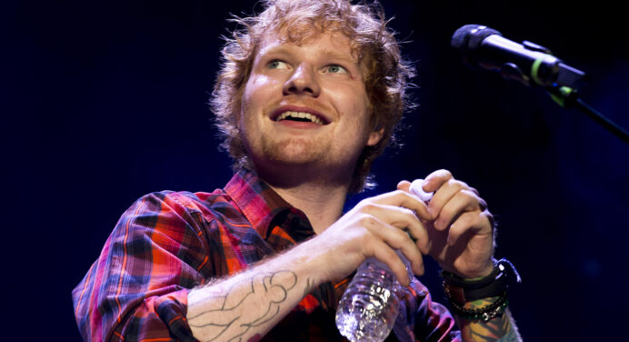 Ed Sheeran celebra la navidad versionando a The Pogues