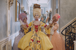 Katy Perry pasa de ser una María Antonieta a una Juana de Arco en su nuevo video. Cusica plus.