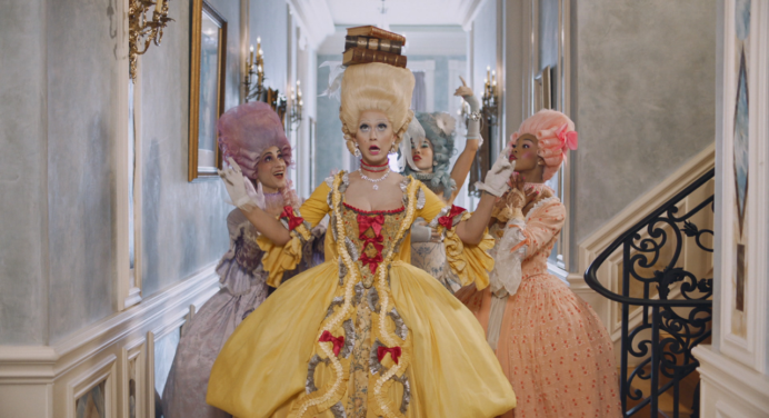 Katy Perry pasa de ser una María Antonieta a una Juana de Arco en su nuevo video