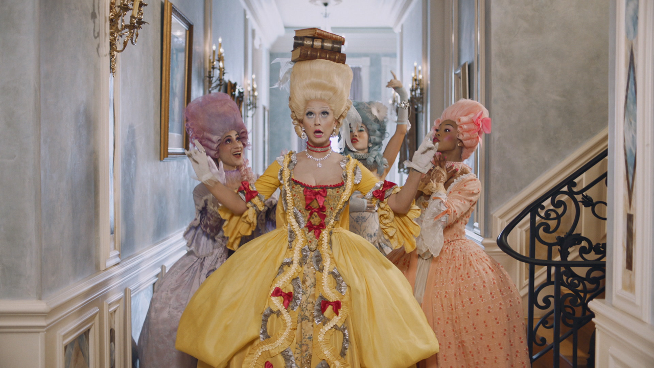 Katy Perry pasa de ser una María Antonieta a una Juana de Arco en su nuevo video. Cusica plus.