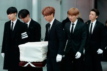 Estrellas del K-pop asisten al funeral del cantante Jonghyun. Cusica plus.
