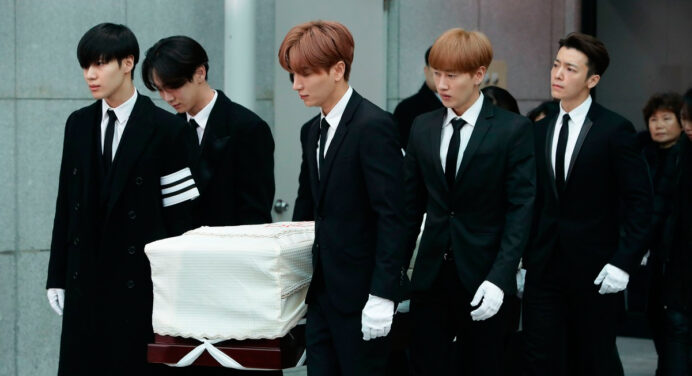 Estrellas del K-pop asisten al funeral del cantante Jonghyun