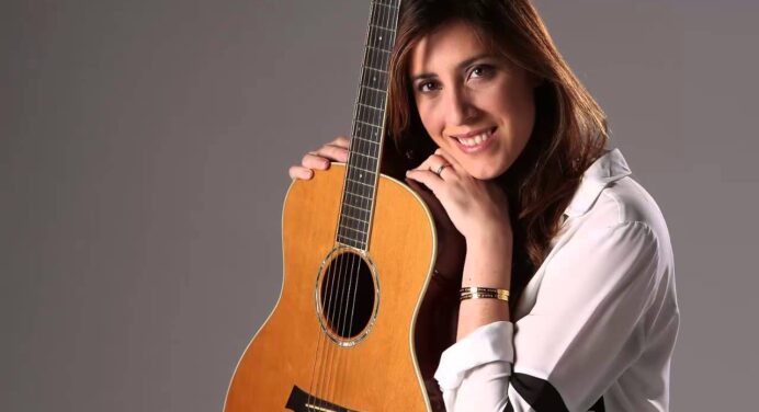 Mariana Vega comparte el lyric video de “Sentado”