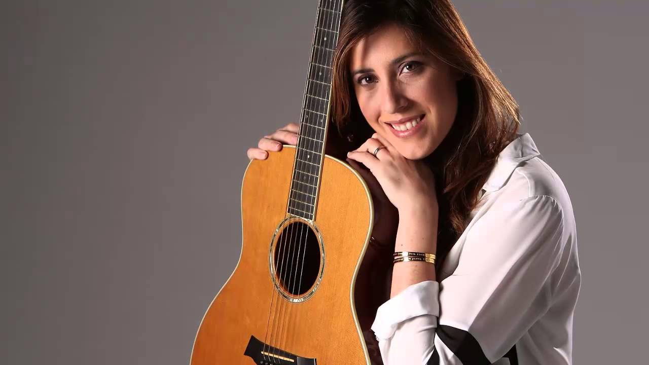 Mariana Vega comparte el lyric video de “Sentado”. Cusica Plus.
