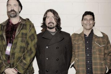 Los miembros sobrevivientes de Nirvana se unen a tocar “Big Me”. Cusica Plus.