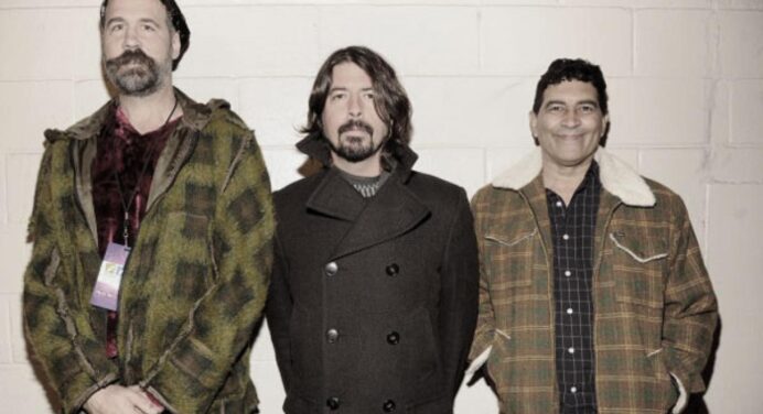 Los miembros sobrevivientes de Nirvana se unen a tocar “Big Me”