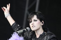 Fallece Dolores O’Riordan vocalista de la icónica banda The Cranberries. Cusica Plus.