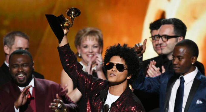 Bruno Mars dominó la ceremonia de los Grammys