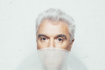 David Byrne comparte nuevo sencillo y le pone fecha a su nuevo disco. Cusica Plus.