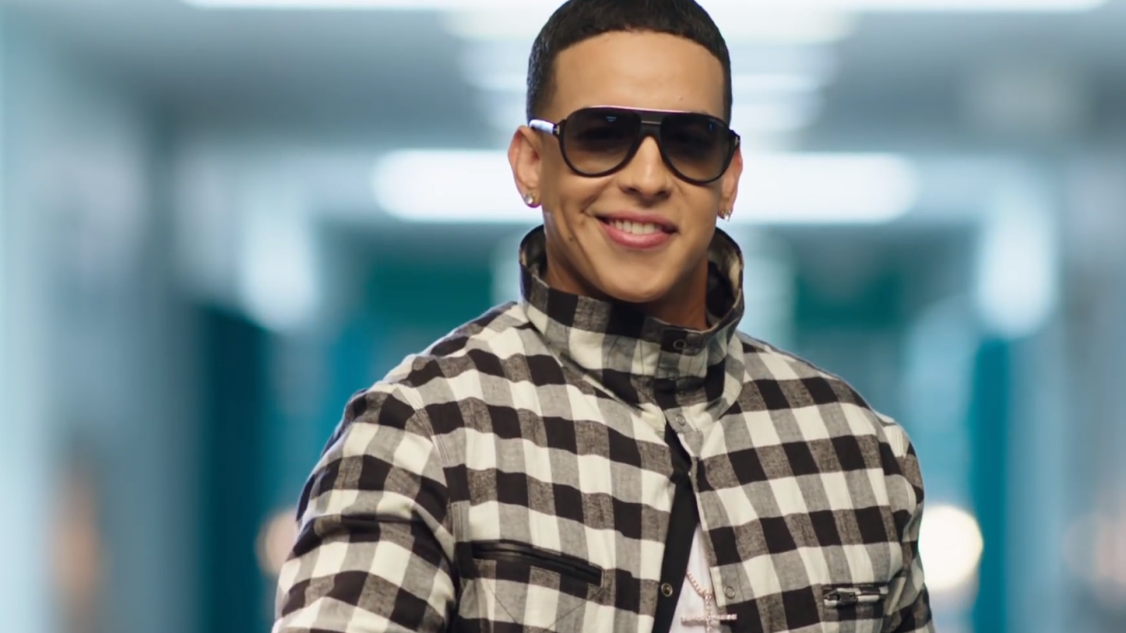 Daddy Yankee viaja en el tiempo con “Dura”. Cusica Plus.