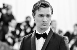 Ansel Elgort, estrella de Baby Driver, vuelve como cantante con “Supernova·. Cusica Plus.