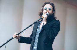 Escucha el caótico discurso de agradecimiento de Father John Misty por su Grammy. Cusica Plus.