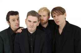 Franz Ferdinand estrena nuevo tema, y se burla de Theresa May. Cusica Plus.