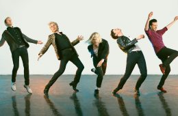 Franz Ferdinand nos lleva a la era disco con su nuevo sencillo “Lazy Boy”. Cusica plus.