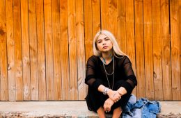 Descubre el pop atrevido de Hayley Kiyoko con el sencillo “Curious”. Cusica Plus.