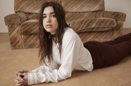 Dua Lipa desarma una relación rota con “IDGAF”. Cusica Plus.