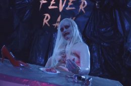 Descubre una cena diabólica en el nuevo video de Fever Ray. Cusica Plus.