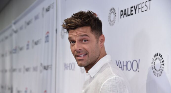 Ricky Martin se enamora en su nuevo sencillo “Fiebre”
