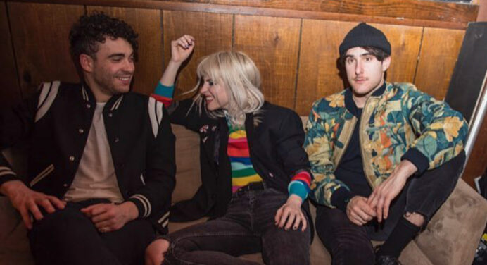Paramore nos muestra las noticias en el video de “Rose Colored Boy”