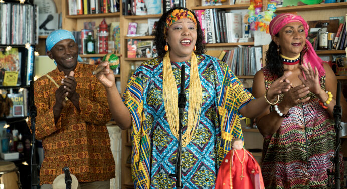 Betsayda Machado y su Parranda El Clavo se pasan por el Tiny Desk de NPR