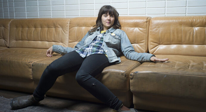 Courtney Barnett se une Apple por el matrimonio igualitario