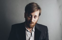 Dan Auerbach comparte un tierno tema para el playlist romántico de Amazon. Cusica Plus.