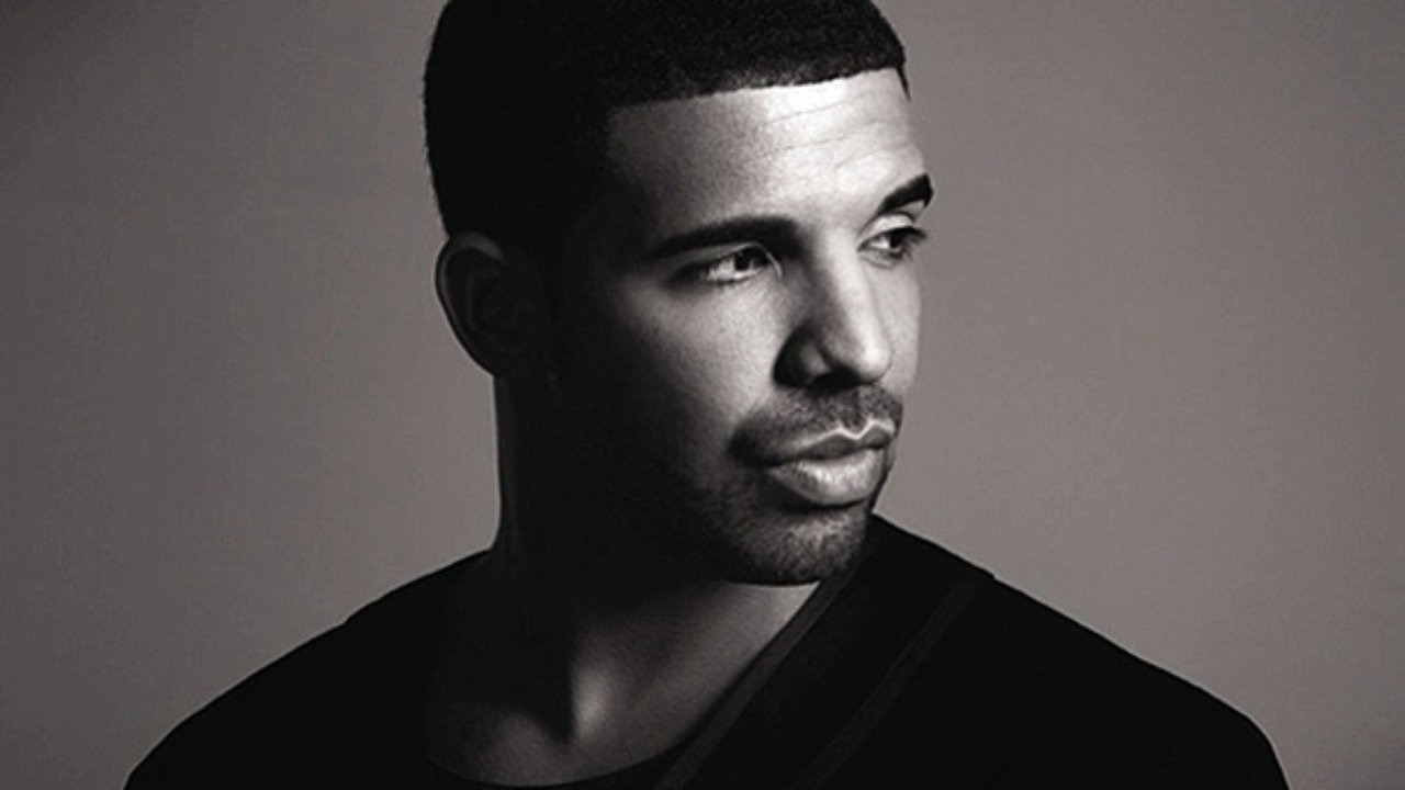 Drake regala dinero y sonrisas en Miami en el video de “God’s Plan”. Cusica Plus.