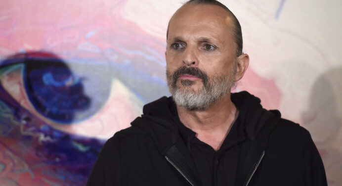 Miguel Bosé recibe el premio como artista ícono de Viña del Mar en medio de dudas sobre su voz