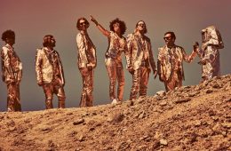 Arcade Fire lleva sus apuestas a la tarima de Saturday Night Live. Cusica Plus.