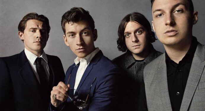 Arctic Monkeys versionó “Lipstick Vogue” de Elvis Costello