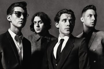 Escucha a Arctic Monkeys realizar un cover de “Is This It” de The Strokes. Cusica Plus.