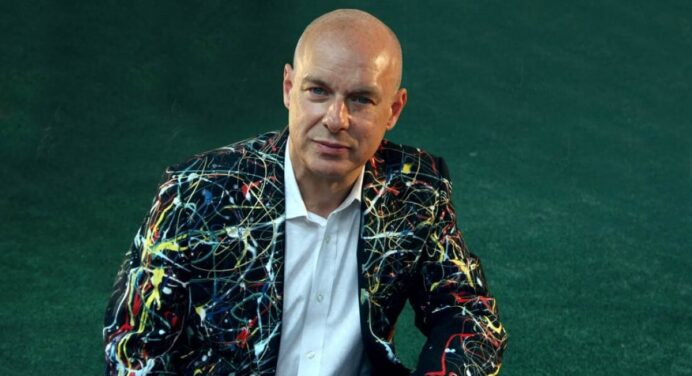 Brian Eno sigue la senda de la música ambiental con “Kazakhstan”