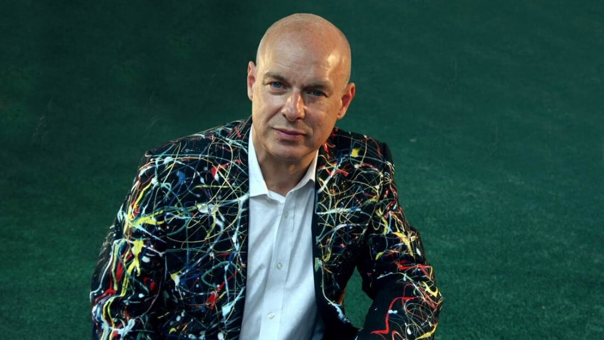 Brian Eno sigue la senda de la música ambiental con “Kazakhstan”. Cusica Plus.