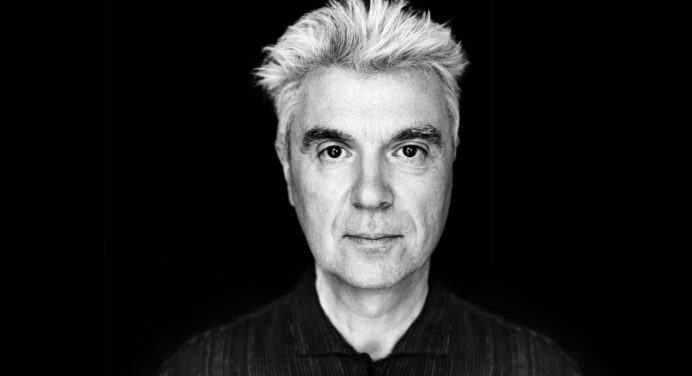 David Byrne reaparece con un cerebro en el Coachella, y estrena nuevo video