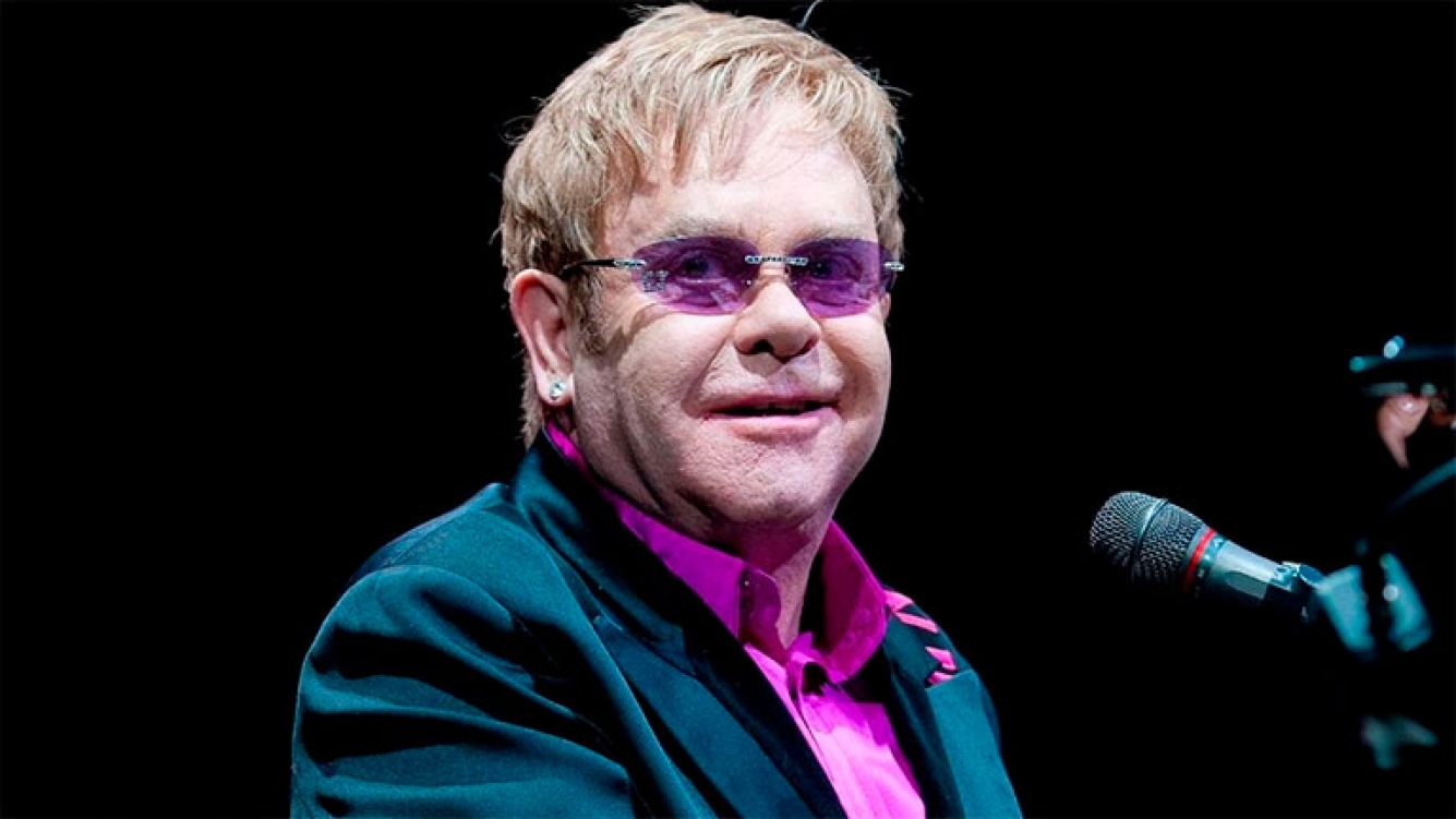 Elton John es homenajeado en múltiples álbumes